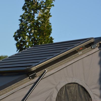 Descubre la carpa perfecta de cuatro temporadas de un dormitorio con techo de aluminio con plataforma de techo